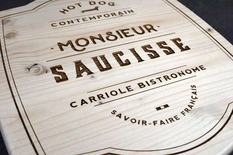 Enseigne en épicéa avec gravure au laser sur bois