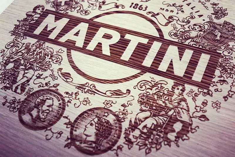 Gravure laser sur chêne avec le logo Martini