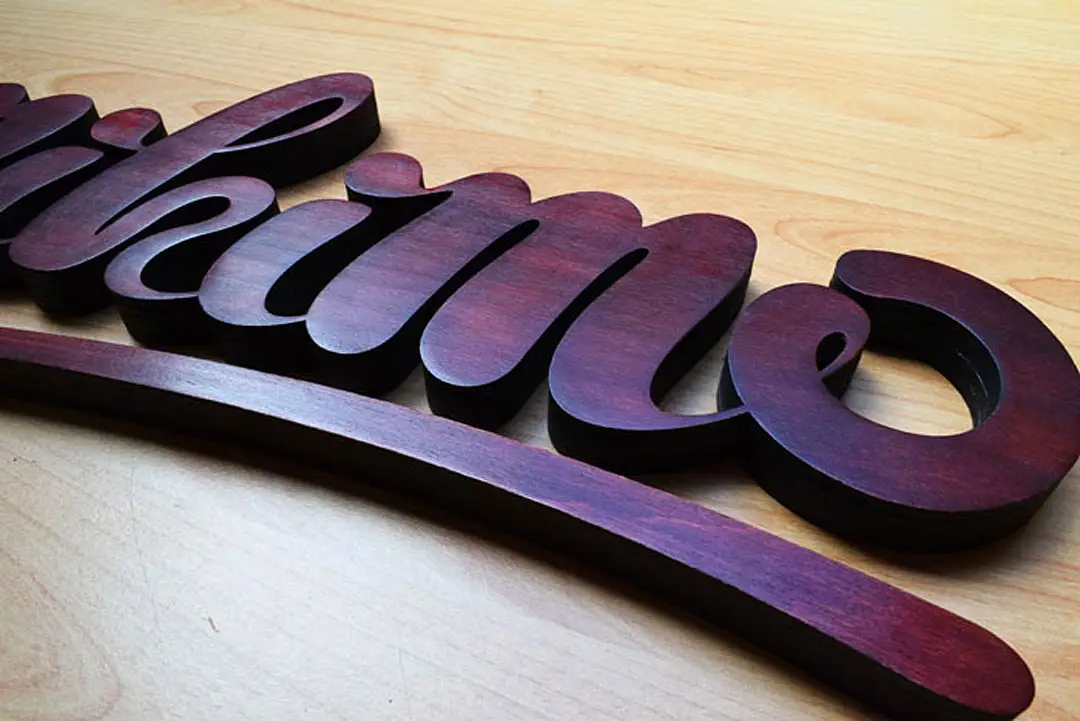 Decoupe au laser de bois acajou