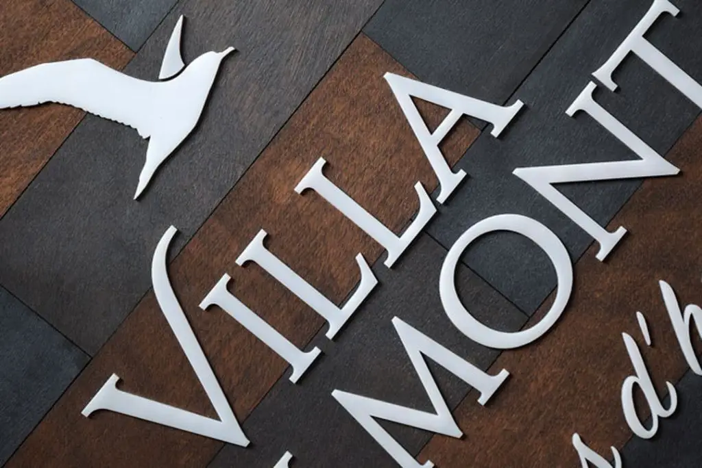 Enseigne avec logo en pleixglas blanc