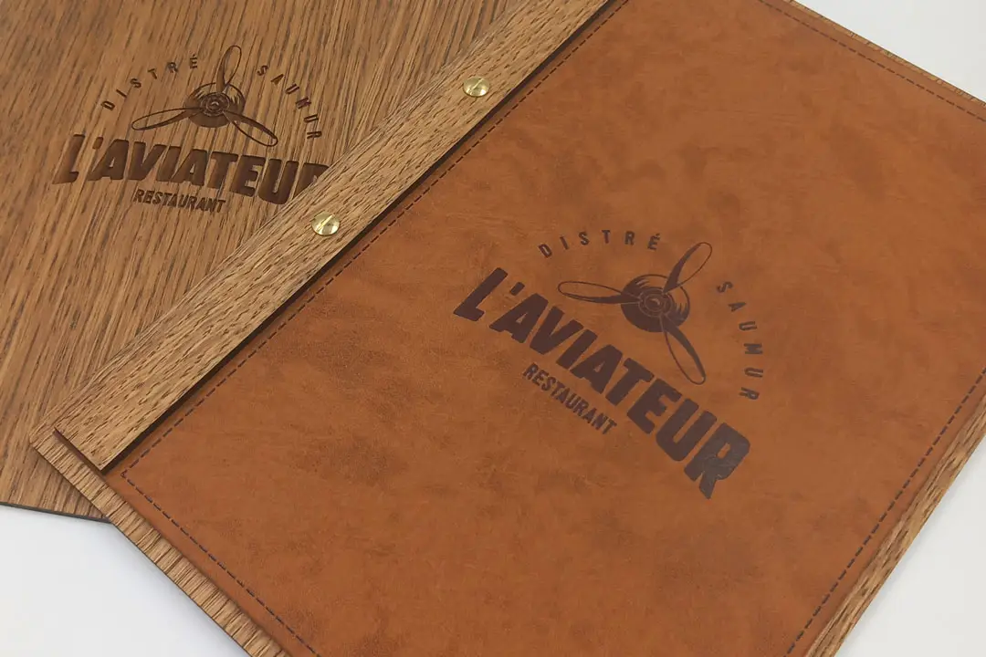 Gravure laser sur cuir marron