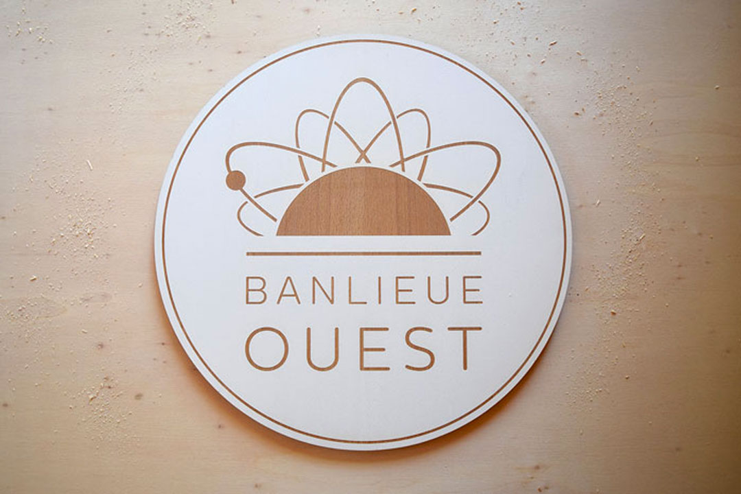 Enseigne gravée sur bois