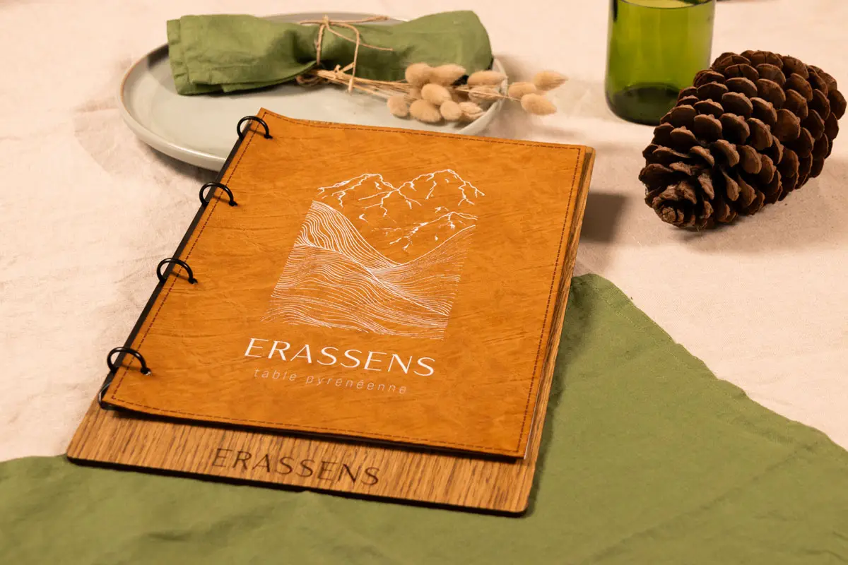 Porte-menu de restaurant en bois avec une couverture en similicuir