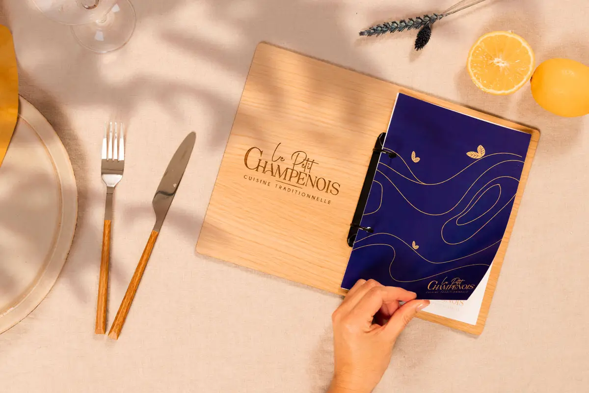 Porte-menu original en bois avec un anneau central