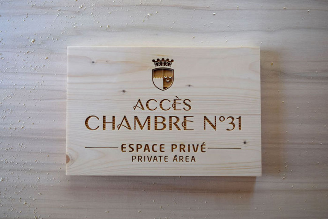 Signalétique en bois gravé au laser sur epicea massif