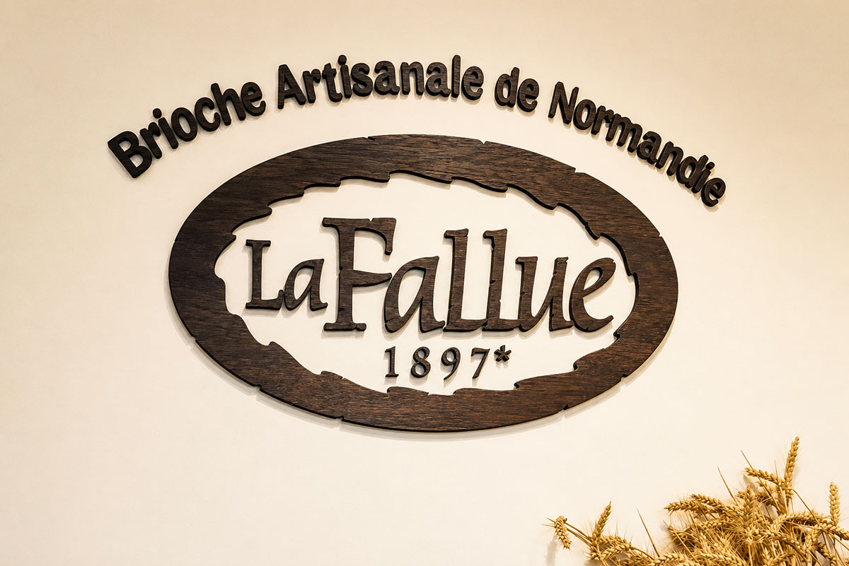 Enseigne authentique en bois découpée et fixé sur mur