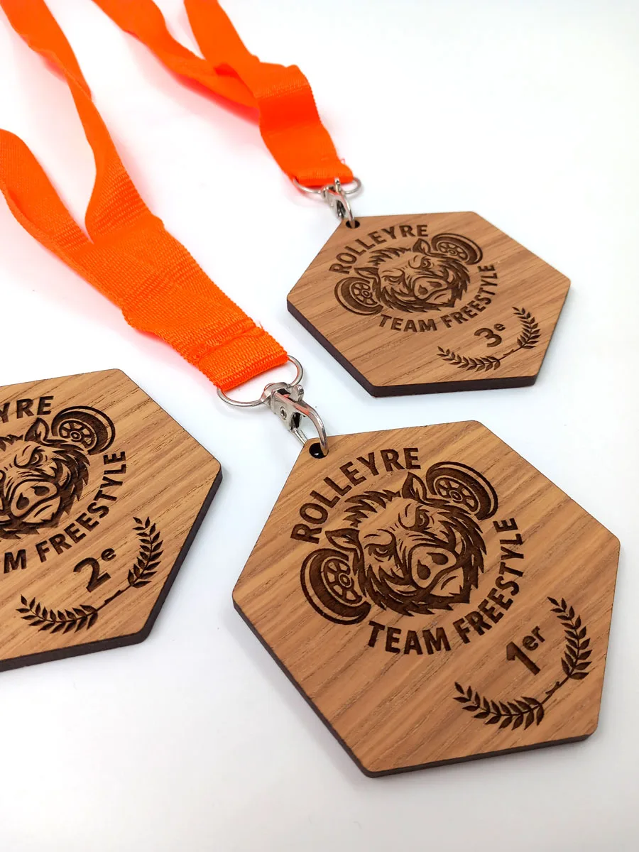 Médailles podium en bois hexagonales gravées au laser pour le Rolleyre Team Freestyle, avec ruban orange